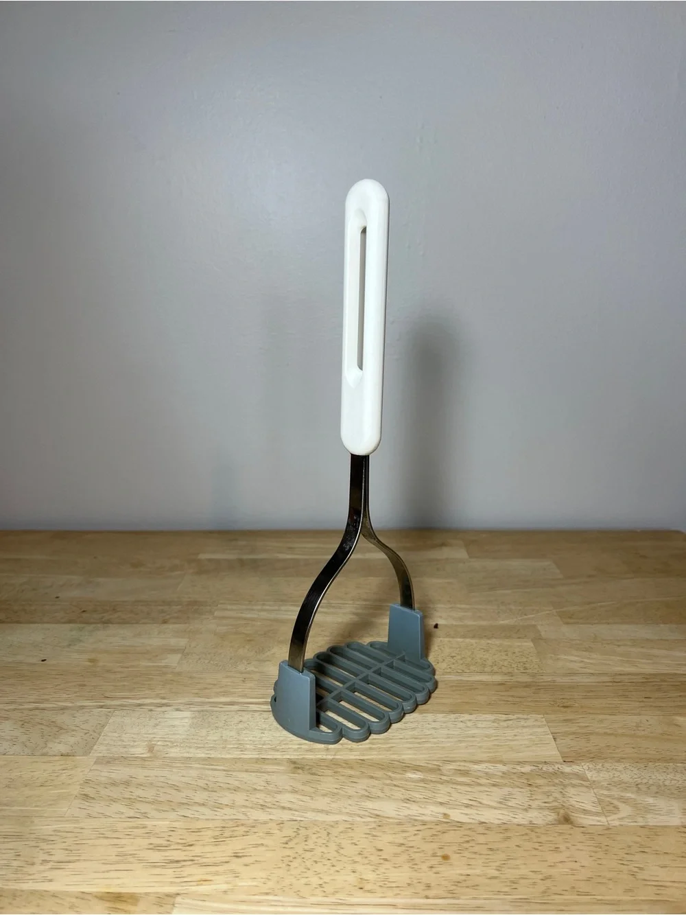 Vintage Bonny USA Potato Masher Grey Nylon Grid Cream Blue White Handle Vintage